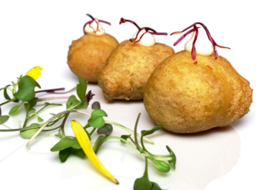 BUÑUELO DE GAMBA, COCO Y CURRY