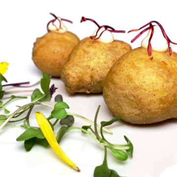 BUÑUELO DE GAMBA, COCO Y CURRY