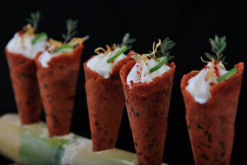 Cone de foie gras avec de la confiture de tomate