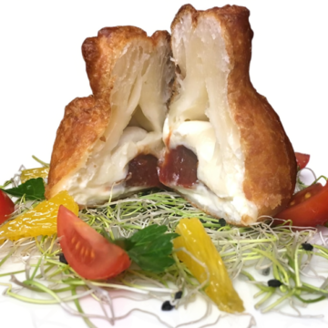 HOJALDRE DE QUESO DE CABRA CON CONFITURA DE TOMATE
