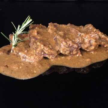 Carrillera de ternera con salsa de pesto rojo