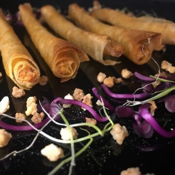 Cigarette feuilletee aux oeufs frits et chistorra