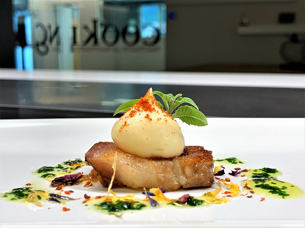 papada confitada con parmentier de patata y aceite de albahaca. - EXQUISITARIUM papada confitada con parmentier de patata y aceite de albahaca. - EXQUISITARIUM