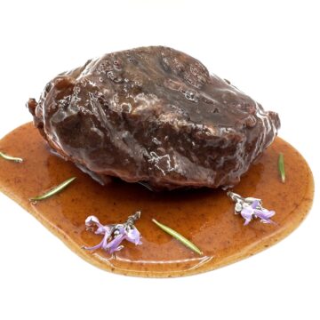 Carrillera de carne de vacuno con salsa de frutos rojos