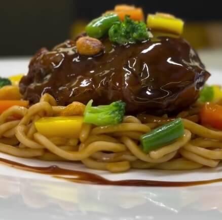 exquisitarium-carrillera-de-vacuno-deshuesada-y-confitada-con-nudels
